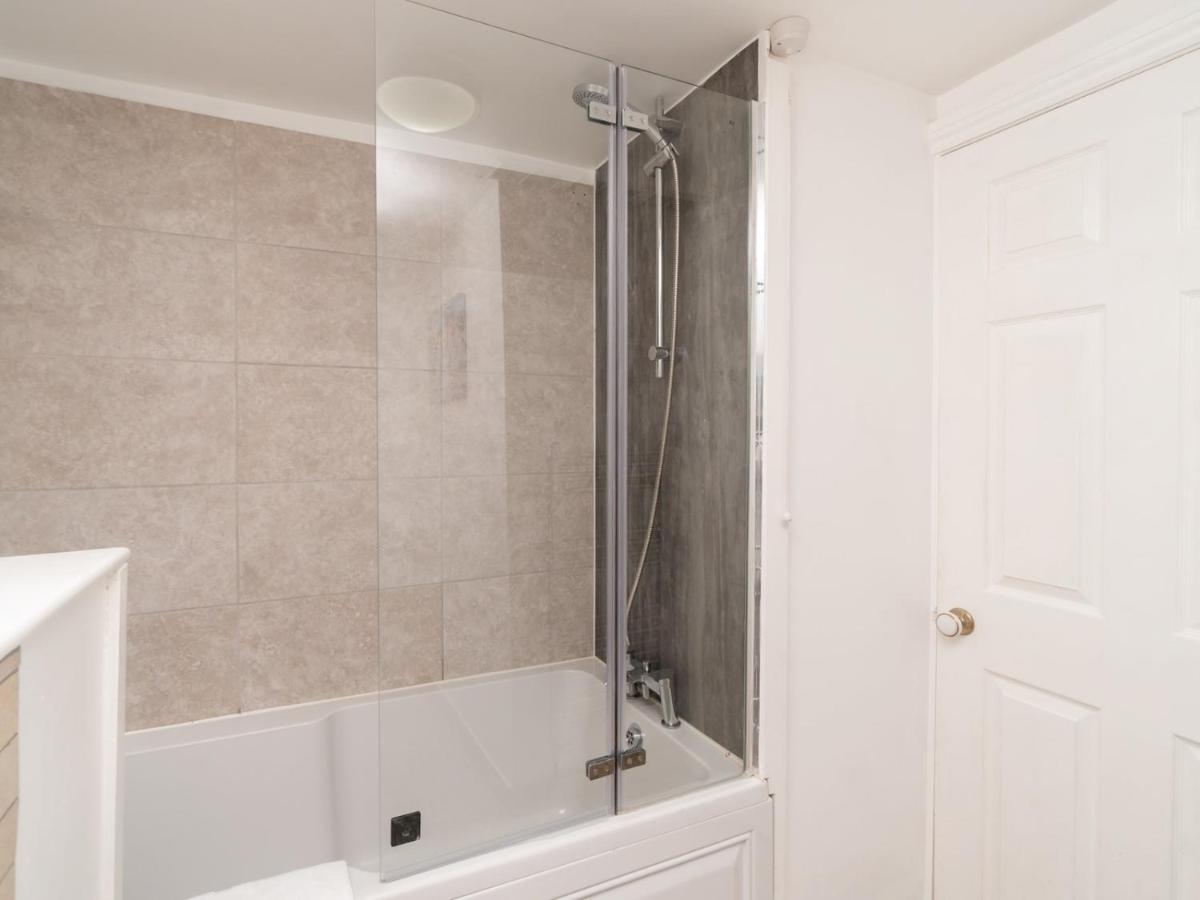 Pass The Keys Lovely 1 Bed Apartment With Free Parking Bath Kültér fotó